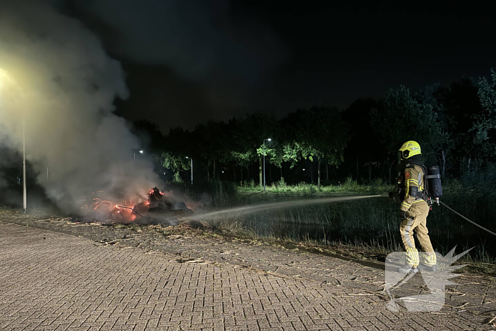 Stapel hooi vliegt in brand