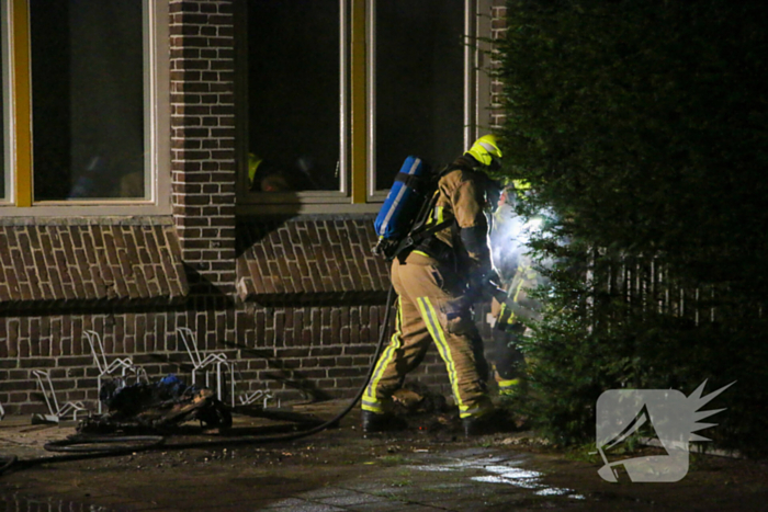 Brand naast gebouw snel onder controle