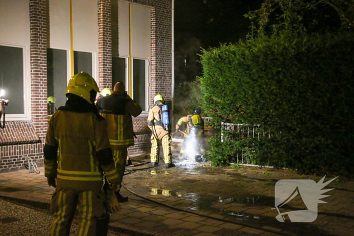 Brand naast gebouw snel onder controle