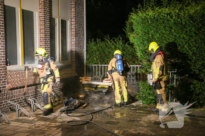 Brand naast gebouw snel onder controle