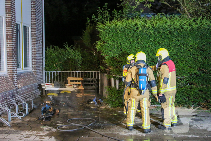 Brand naast gebouw snel onder controle