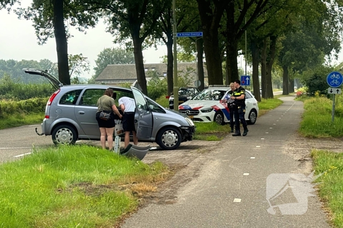 Twee voertuigen botsen op elkaar een belandt tegen boom