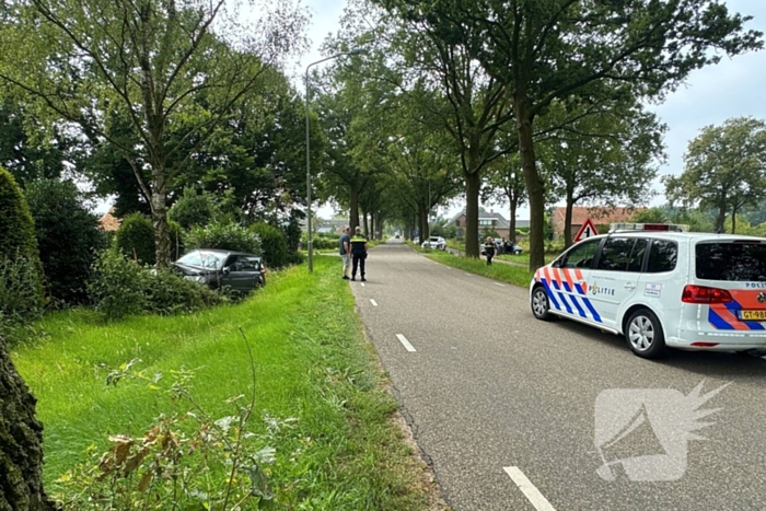 Twee voertuigen botsen op elkaar een belandt tegen boom