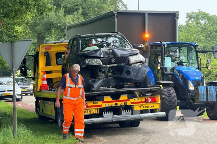 Twee voertuigen botsen op elkaar een belandt tegen boom