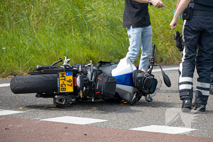 Motorrijder gewond bij aanrijding op oprit