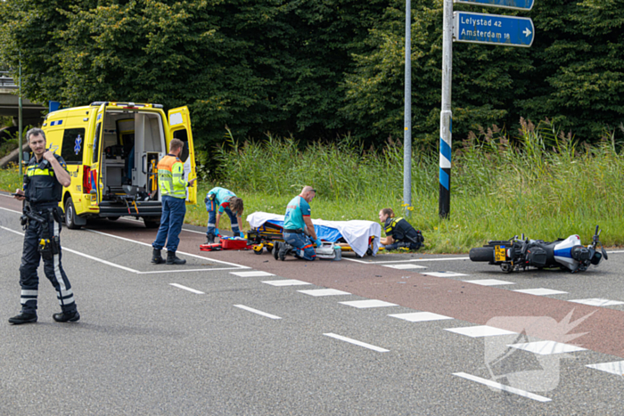 Motorrijder gewond bij aanrijding op oprit