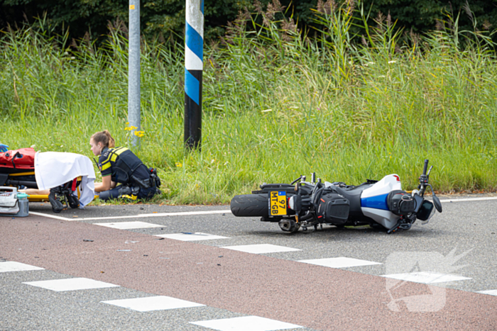 Motorrijder gewond bij aanrijding op oprit