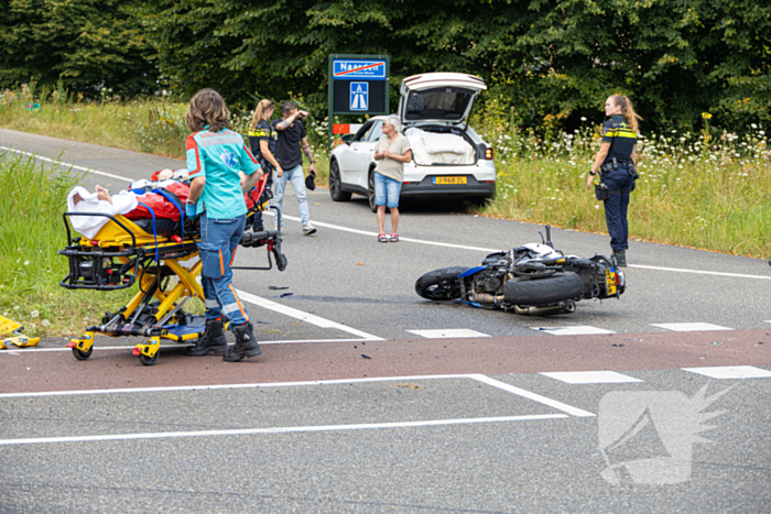 Motorrijder gewond bij aanrijding op oprit