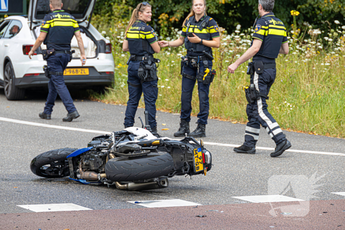 Motorrijder gewond bij aanrijding op oprit