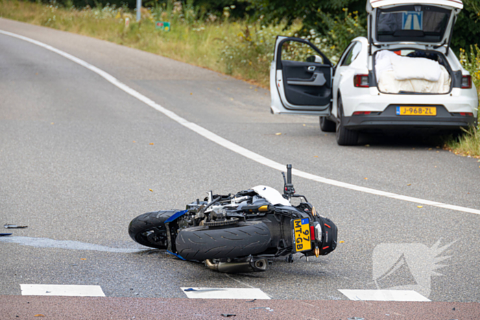 Motorrijder gewond bij aanrijding op oprit