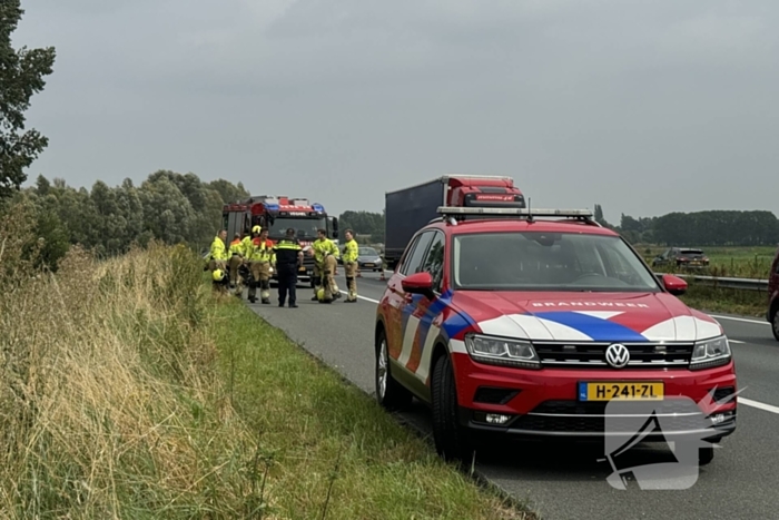 Vrachtwagen belandt in sloot naast snelweg, chauffeur ongedeerd