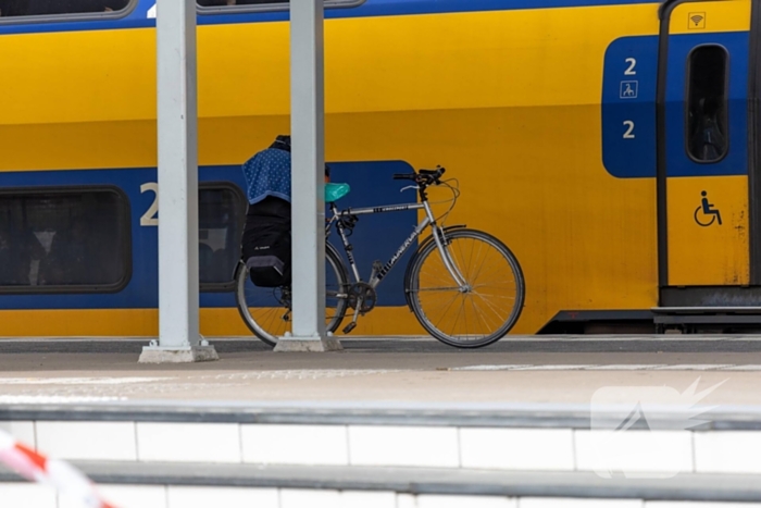 Persoon overleden na aanrijding met trein op station