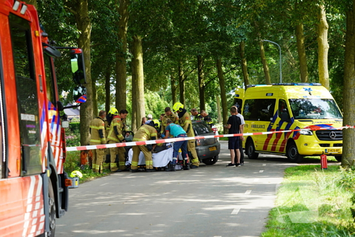 Inzittenden gewond bij botsing tegen boom