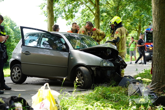 Inzittenden gewond bij botsing tegen boom