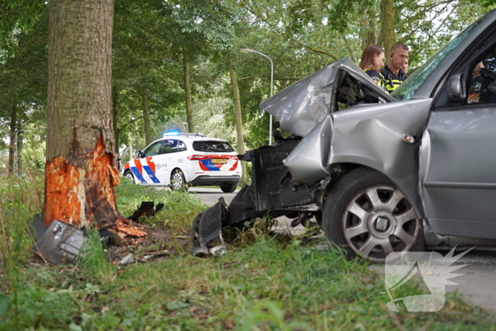 Inzittenden gewond bij botsing tegen boom