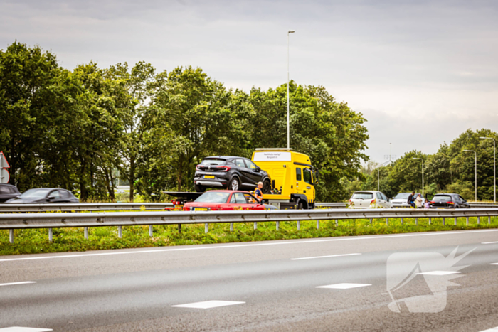 Rijbaan snelweg afgesloten door verkeersongeval