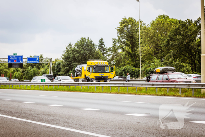 Rijbaan snelweg afgesloten door verkeersongeval