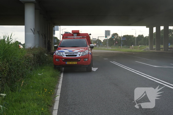 Brandweer blust brand onder motorkap