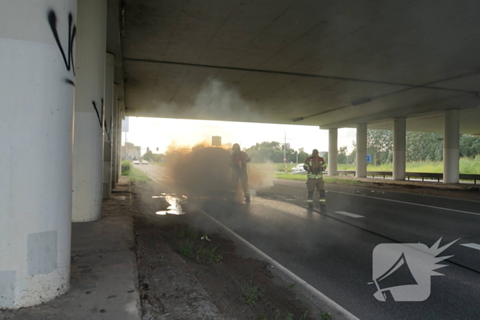 Brandweer blust brand onder motorkap