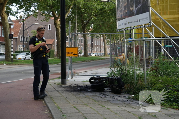 Elektrische deelscooter in brand gestoken