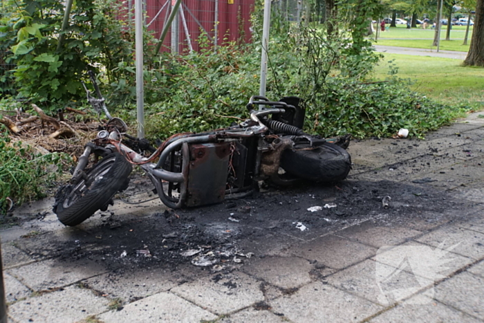 Elektrische deelscooter in brand gestoken