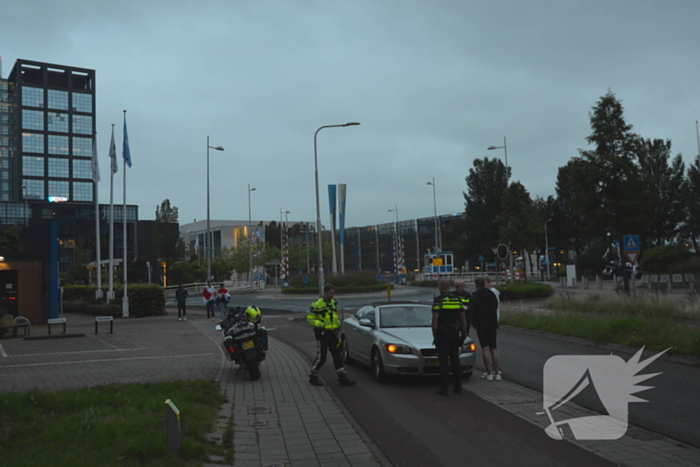 Vermoedelijk beschonken bestuurder met lekke band strand