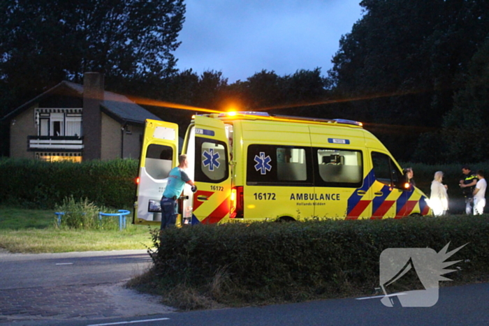 Brommerrijder vliegt uit de bocht