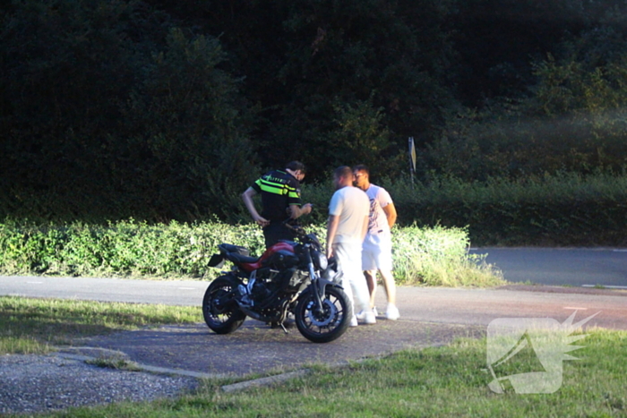 Brommerrijder vliegt uit de bocht