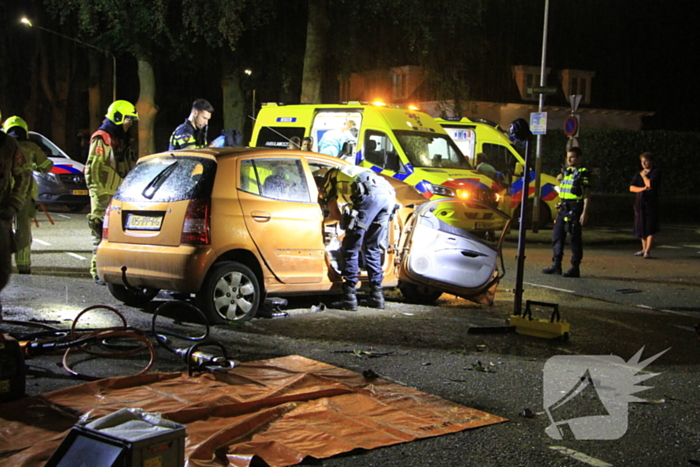 Gewonde bevrijdt na botsing tegen boom