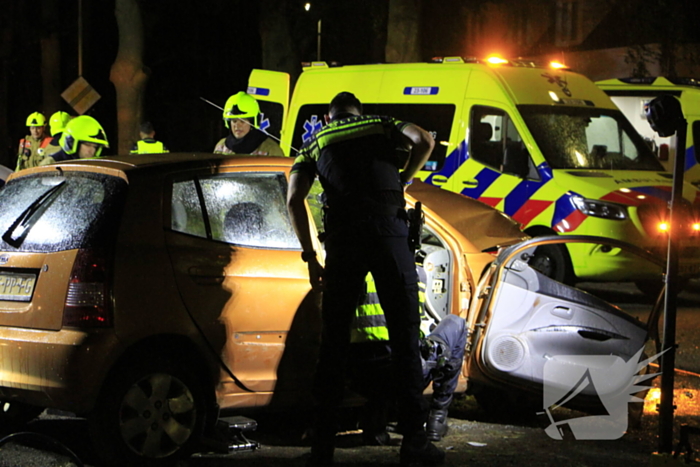 Gewonde bevrijdt na botsing tegen boom