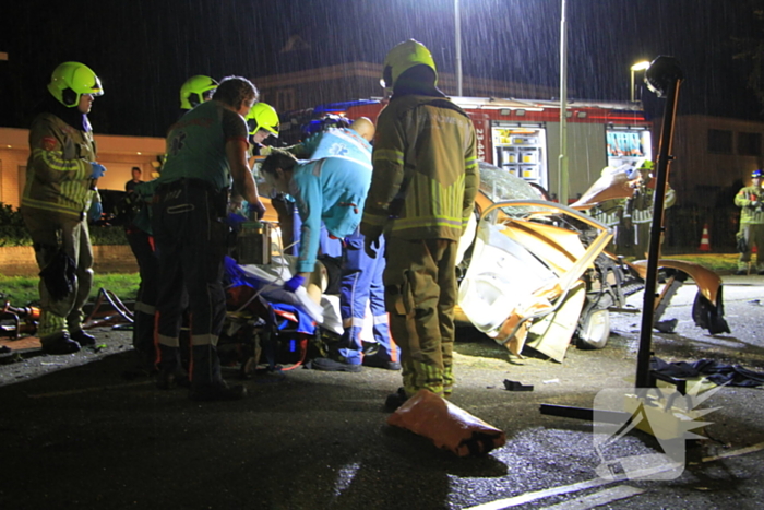 Gewonde bevrijdt na botsing tegen boom