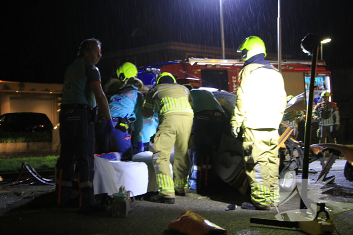 Gewonde bevrijdt na botsing tegen boom