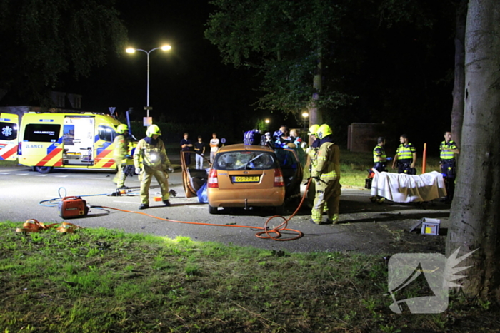 Gewonde bevrijdt na botsing tegen boom