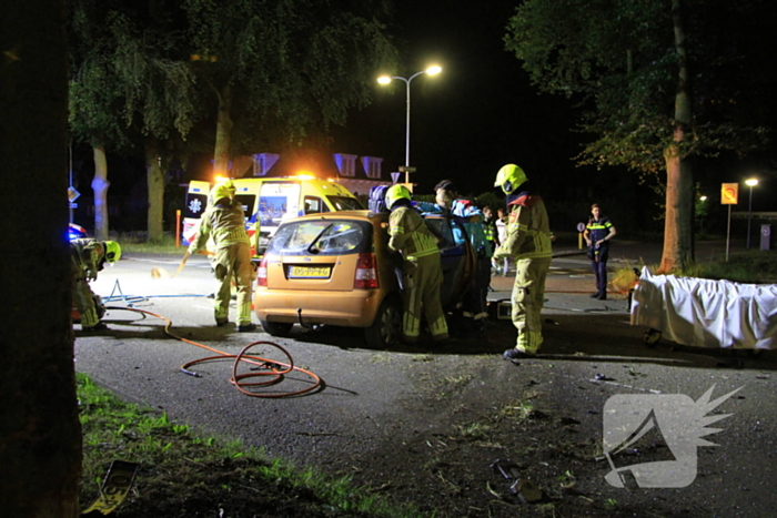 Gewonde bevrijdt na botsing tegen boom