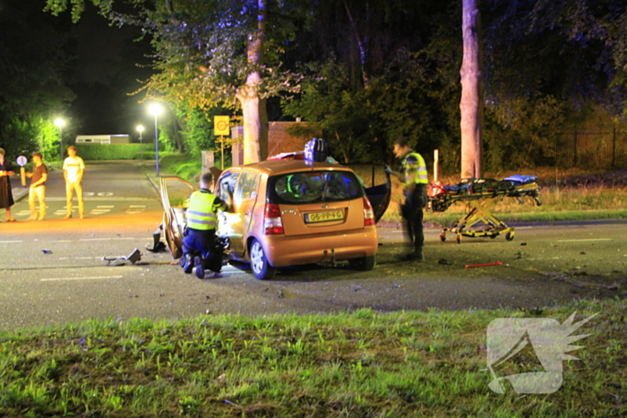 Gewonde bevrijdt na botsing tegen boom