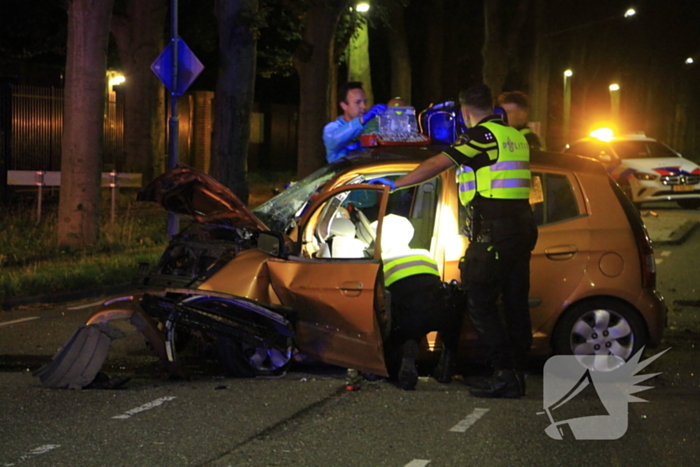 Gewonde bevrijdt na botsing tegen boom