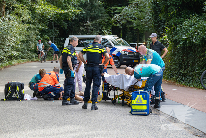 Fietser belandt op wegdek na verkeersongeval