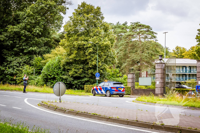 Wielrenners onderuit na botsing met auto