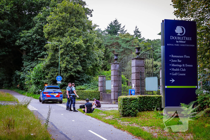 Wielrenners onderuit na botsing met auto