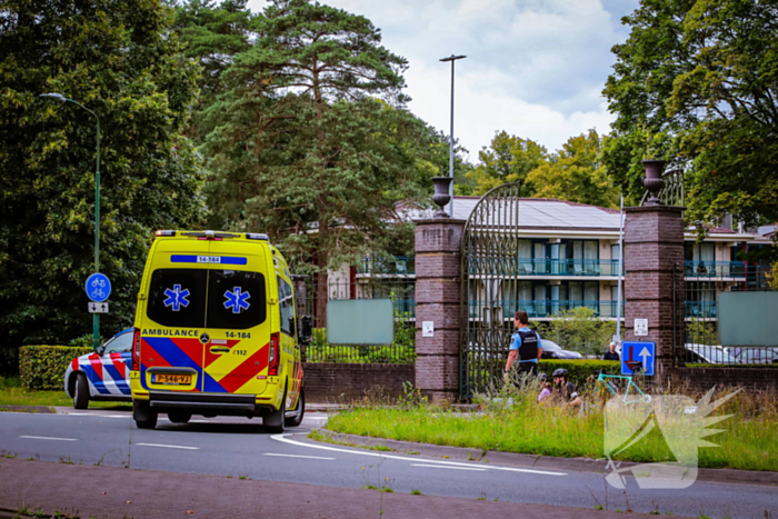 Wielrenners onderuit na botsing met auto