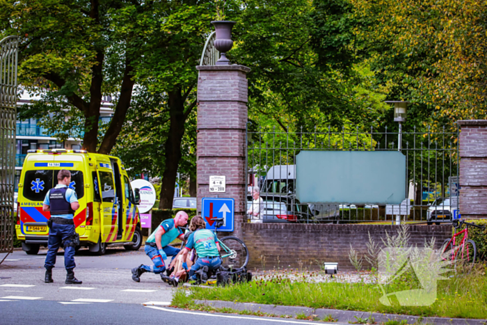 Wielrenners onderuit na botsing met auto