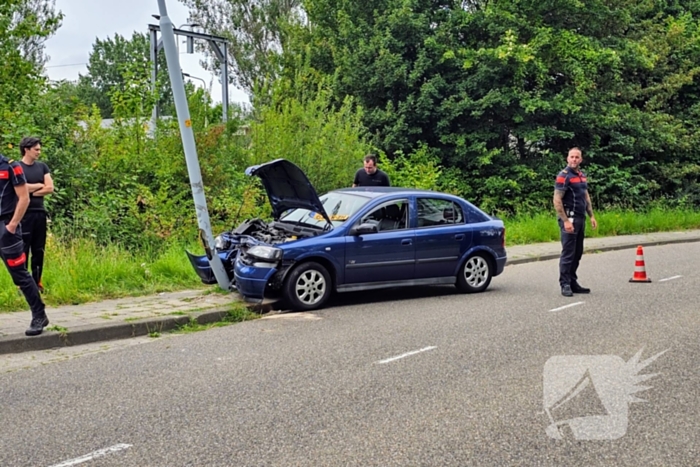 Automobilist klapt op lantaarnpaal naast brandweerkazerne