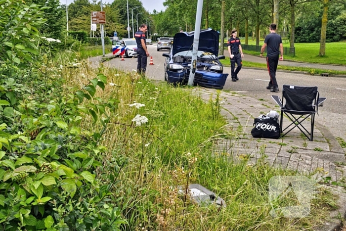 Automobilist klapt op lantaarnpaal naast brandweerkazerne