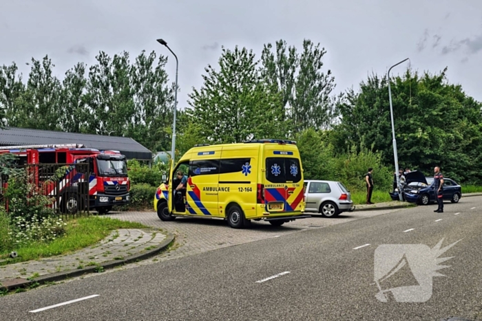 Automobilist klapt op lantaarnpaal naast brandweerkazerne