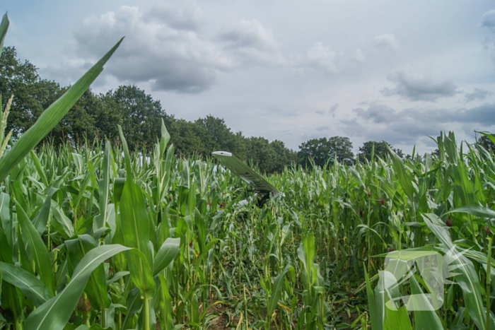 Lesvliegtuig landt in maisveld