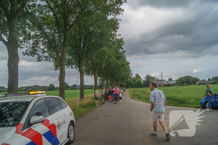 Lesvliegtuig landt in maisveld