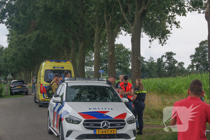 Lesvliegtuig landt in maisveld