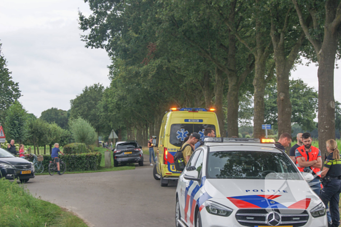 Lesvliegtuig landt in maisveld