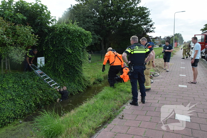 Brandweer haalt fietser uit sloot