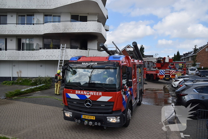 Zwarte rook trekt uit flatwoning